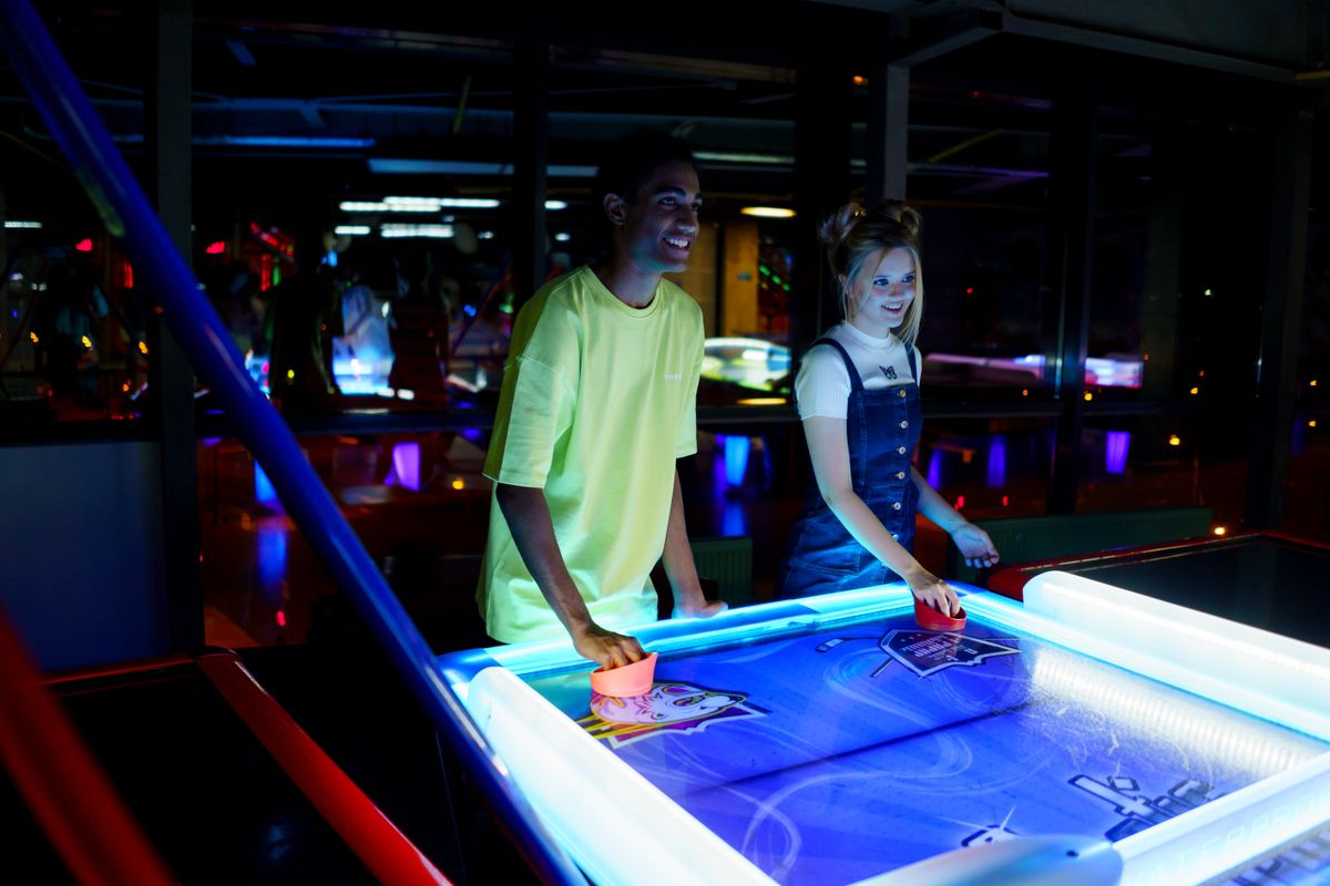 Casal no arcade premium